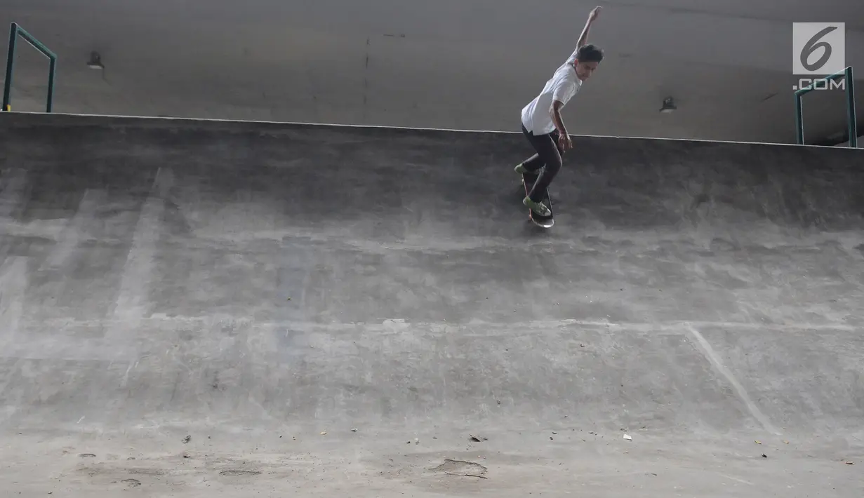 Skater sedang bermain di skaterpark di kolong Flyover Slipi, Jakarta, Selasa (15/1). Belum diresmikan, skaterpark di kolong Flyover Slipi, tampak berberapa dilintasan tampak rusak. (Liputan6.com/Herman Zakharia)
