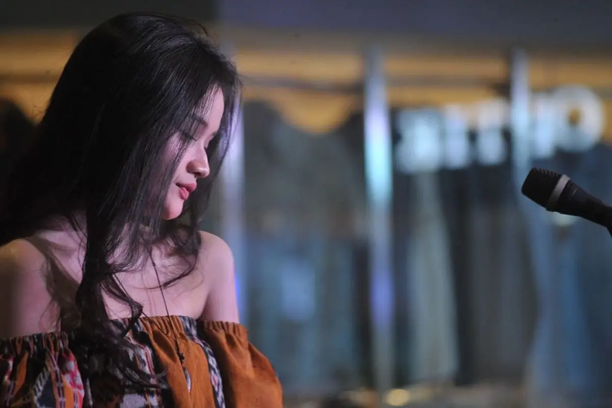Pesona Menawan khas Perempuan Indonesia dari Fanny Soegiarto, Ex Vokalis Soegi Bornean yang Kerap Kenakan Kain Etnik