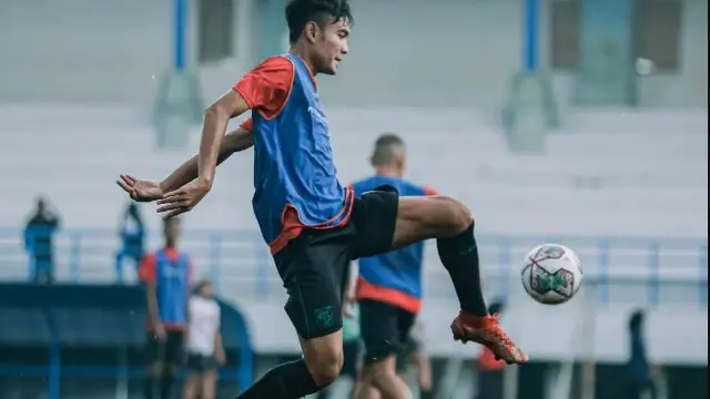7 Potret Latihan Persebaya Jelang Pertandingan Lawan Persib di Piala Presiden 2022