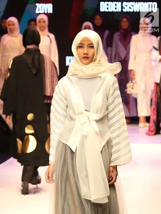 Model berjalan mengenakan busana muslim saat pembukaan Muffest 2018, Jakarta, Kamis (19/4). Selain fashion show, Muffest menyajikan pameran 200 merek fashion muslim yang berlangsung mulai 19 April hingga 22 April 2018. (Liputan6.com/Immanuel Antonius)