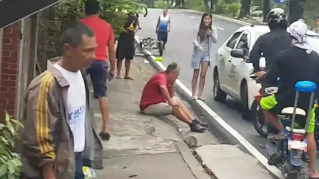 Merasa Marah Mobil Disalip Taksi, Wanita ini Tampar Sopirnya