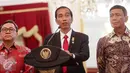 Presiden Jokowi (tengah) bersama Ketum PAN Zulkifli Hasan dan Ketum Hanura Wiranto saat memberi keterangan di Istana Negara, Jakarta, Rabu (2/9/2015). PAN menyatakan resmi bergabung dengan koalisi partai pendukung pemerintah. (Liputan6.com/Faizal Fanani)