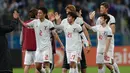 Para pemain Jepang bersalaman usai pertandingan melawan Uruguay pada grup C Copa America 2019 di Arena Gremio di Porto Alegre, Brasil (20/6/2019). Jepang bermain imbang 2-2 atas Uruguay. (AP Photo/Silvia Izquierdo)