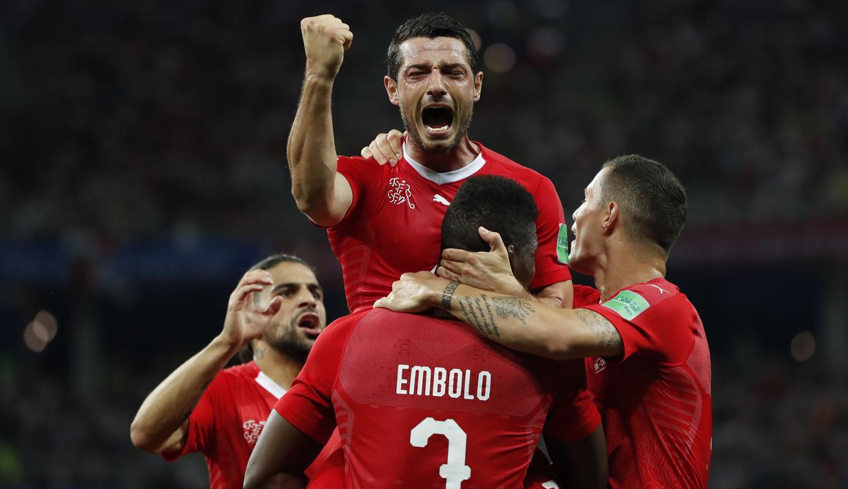 Pemain Swiss, Blerim Dzemaili (atas) merayakan gol bersama rekan-rekannya saat melawan Kosta Rika pada laga grup E Piala Dunia 2018 di Nizhny Novgorod Stadium, Nizhny Novgorod, Rusia, (27/6/2018). Swiss bermain imbang 2-2. (AP/Natasha Pisarenko)