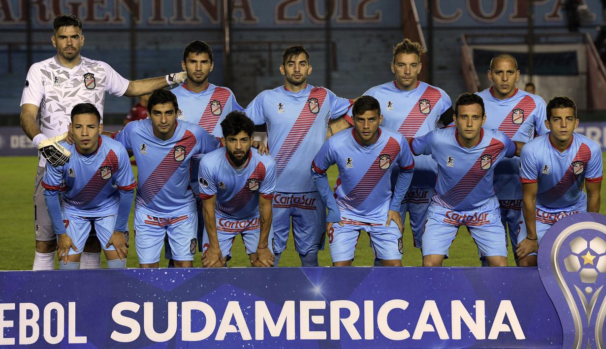 Para pemain starter Arsenal berfoto sebelum menghadapi Juan Aurich pada laga leg kedua putaran pertama Copa Sudamericana di Arsenal Stadium, Sarandi, Buenos Aires (11/5/2017). Arsenal de Sarandi didirikan pada 11 Januari 1957 oleh kakak beradik Hector dan Julio Humberto Grondona. Seperti Arsenal di Inggris, penamaan Arsenal de Sarandi karena kota Sarandi masih berkaitan dengan basis militer pada masa lalu, yaitu sebagai tempat pangkalan militer Argentina. (AFP/Juan Mabromata)