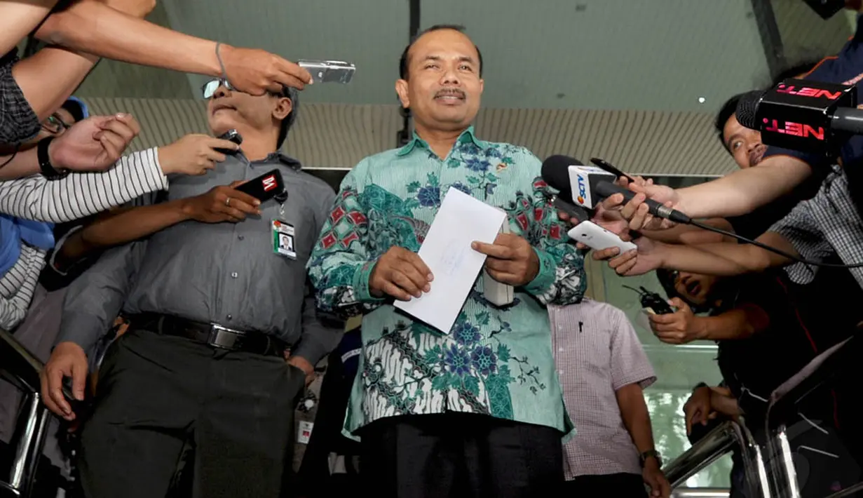 Menteri Andrinof memberikan keterangan pers usai lapor harta kekayaan ke KPK, Jakarta, Kamis (4/12/2014). (Liputan6.com/Miftahul Hayat)