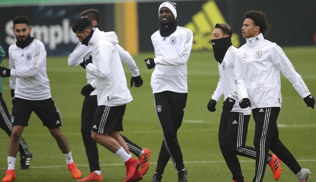 Bersama timnas Jerman, Leroy Sane (kanan) telah tampil sebanyak 15 kali dan belum mencetak satu gol pun untuk Der Panzer. (AP/Michael Sohn, file)