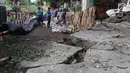 Jalan yang ambles di Jalan Al-Mujahidin, Cipinang, Pulogadung, Jakarta Timur, Rabu (21/2). Jalan tersebut ambles karena tidak kuat menahan beban truk besar yang sering melintas di jalan tersebut. (Liputan6.com/Arya Manggala)