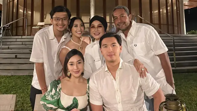 Outfit Santai Nikita Willy saat Liburan ke Labuan Bajo. [@yorafebrina]