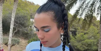 Penyanyi Dua Lipa mengenakan kepang ponytail yang terlihat menggemaskan. Ia membuat empat kepangan. Instagram @dualipa