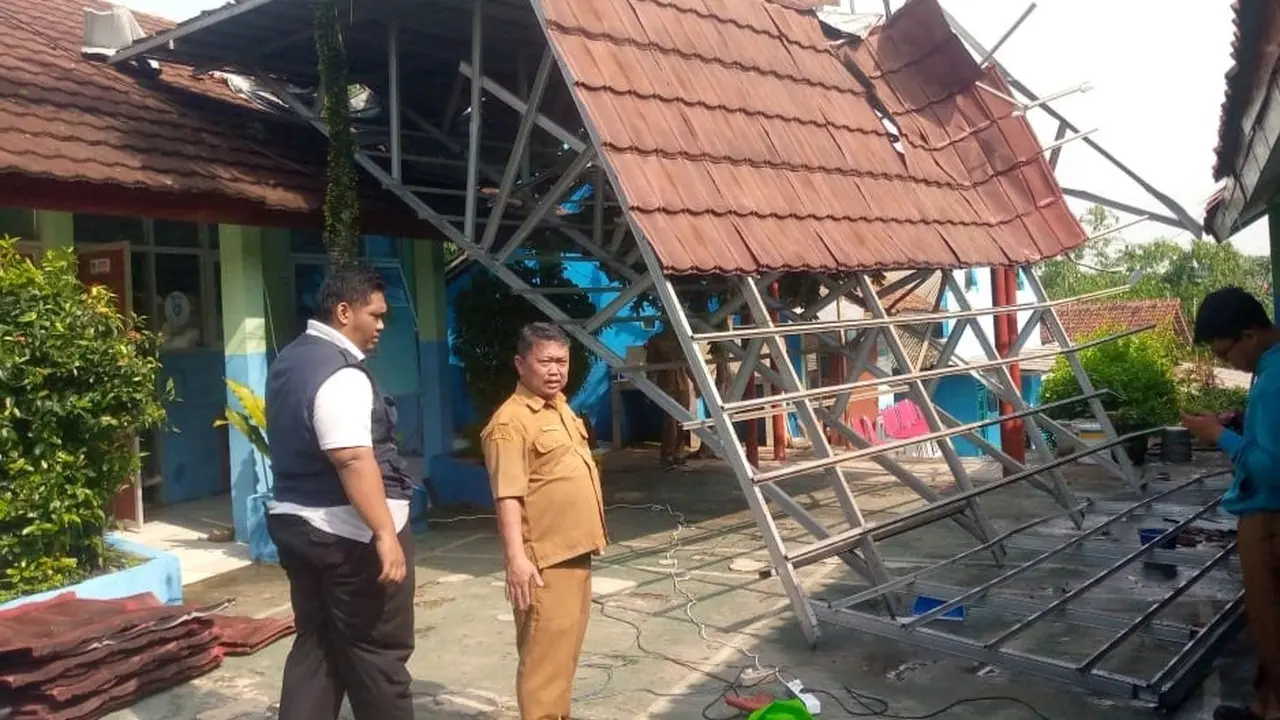 Atap SD Negeri Manggis di Desa Dramaga, Kecamatan Dramaga, Kabupaten Bogor, rusak parah setelah diterjang angin kencang pada Minggu (10/11/2024).