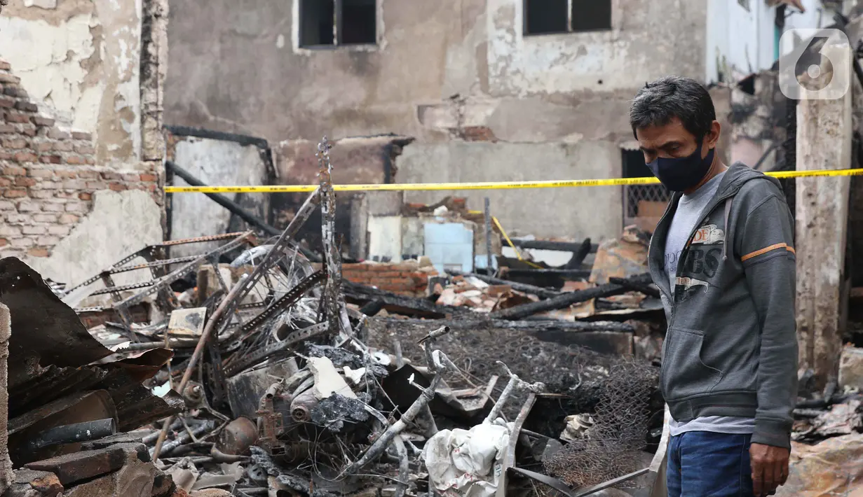Warga melihat-lihat pemukiman yang hangus terbakar di kawasan Duri Utara, Tambora, Jakarta, Rabu (12/8/2020). Kebakaran besar terjadi di kawasan padat penduduk di Jalan Duri Utara, Tambora, Selasa (11/8) malam, diduga akibat korsleting listrik. (Liputan6.com/Helmi Fithriansyah)