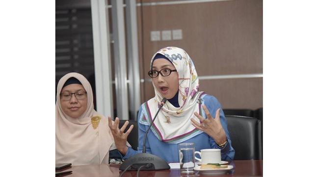 Penampilan 7 Seleb saat Bertugas di DPR, Anggun dan Gagah