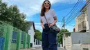 Ketika hangout, Tyna Dwi Jayanti pun memilih untuk tampil simpel dengan gaya kasual. Kali ini, ibu dua anak itu tampak mengenakan kaus putih yang dipadukan dengan celana jeans. Kacamata yang dipakai membuatnya tampak makin menawan.(Liputan6.com/IG/@tynadwijayanti)