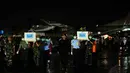 Tim SAR gabungan menerima 10 jenazah korban pesawat AirAsia QZ8501 di Pangkalan Udara TNI Angkatan Laut Juanda, Surabaya, Jumat malam (2/1). (Liputan6.com/Johan Tallo)