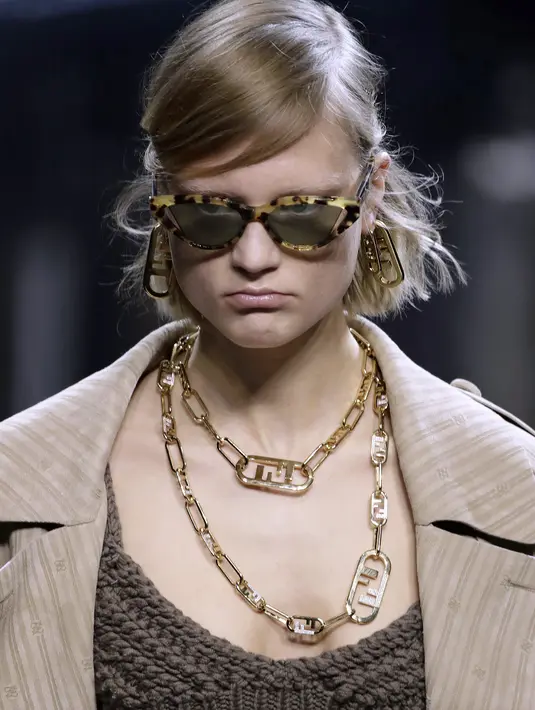 Bentuk-bentuk yang ramping dan kontemporer dari rangkaian perhiasan terbaru ini mencerminkan gaya konvensional yang dimainkan dengan memadukan ukuran, rantai berlapis, dan gaya rambut khas runway. Foto: Document/FENDI.