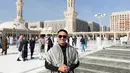 Sementara itu, Zumi Zola tampak gagah mengenakan jubah hitam yang dipadukan dengan sorban hitam-putih, menciptakan harmoni dalam kesederhanaan. [@zumizolazulkiflinurdin].