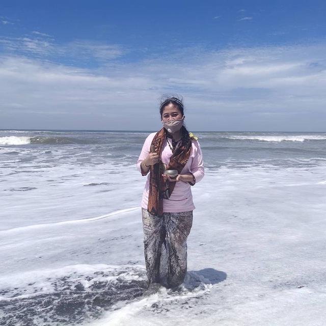 6 Potret Rara Pawang Hujan Lakukan Ritual di Berbagai Tempat Ini Curi Perhatian