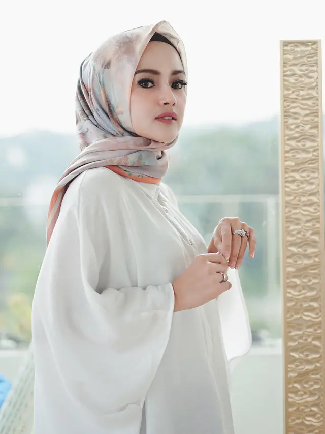 7 Potret Citra Monica saat Pakai Hijab, Curi Perhatian