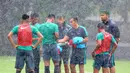 Pelatih Timnas Indonesia U-23, Luis Milla membagikan timn sebelum sesi latihan di Lapangan A,B,C, Senayan, Jakarta (18/2/2018). Latihan ini merupakan persiapan Asian Games 2018. (Bola.com/Nick Hanoatubun)