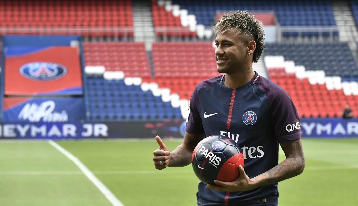 Bintang Brasil, Neymar, berpose diperkenalkan sebagai pemain baru PSG di Stadion Parc des Princes, Paris, Jumat (4/8/2017). Neymar didatangkan dari Barcelona dengan harga 222 juta euro. (AFP/Philippe Lopez)