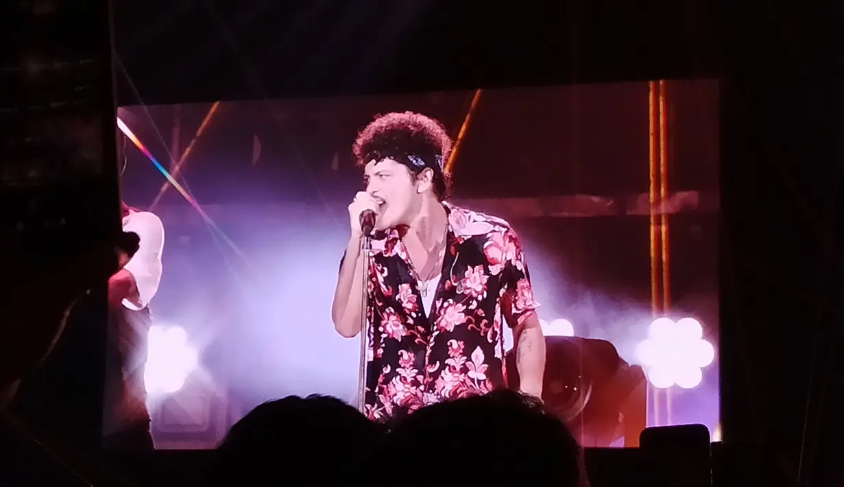 Bruno Mars di konsernya di Jakarta International Stadium, Rabu (11/9/2024). [Foto: Lanny Kusuma/Fimela]