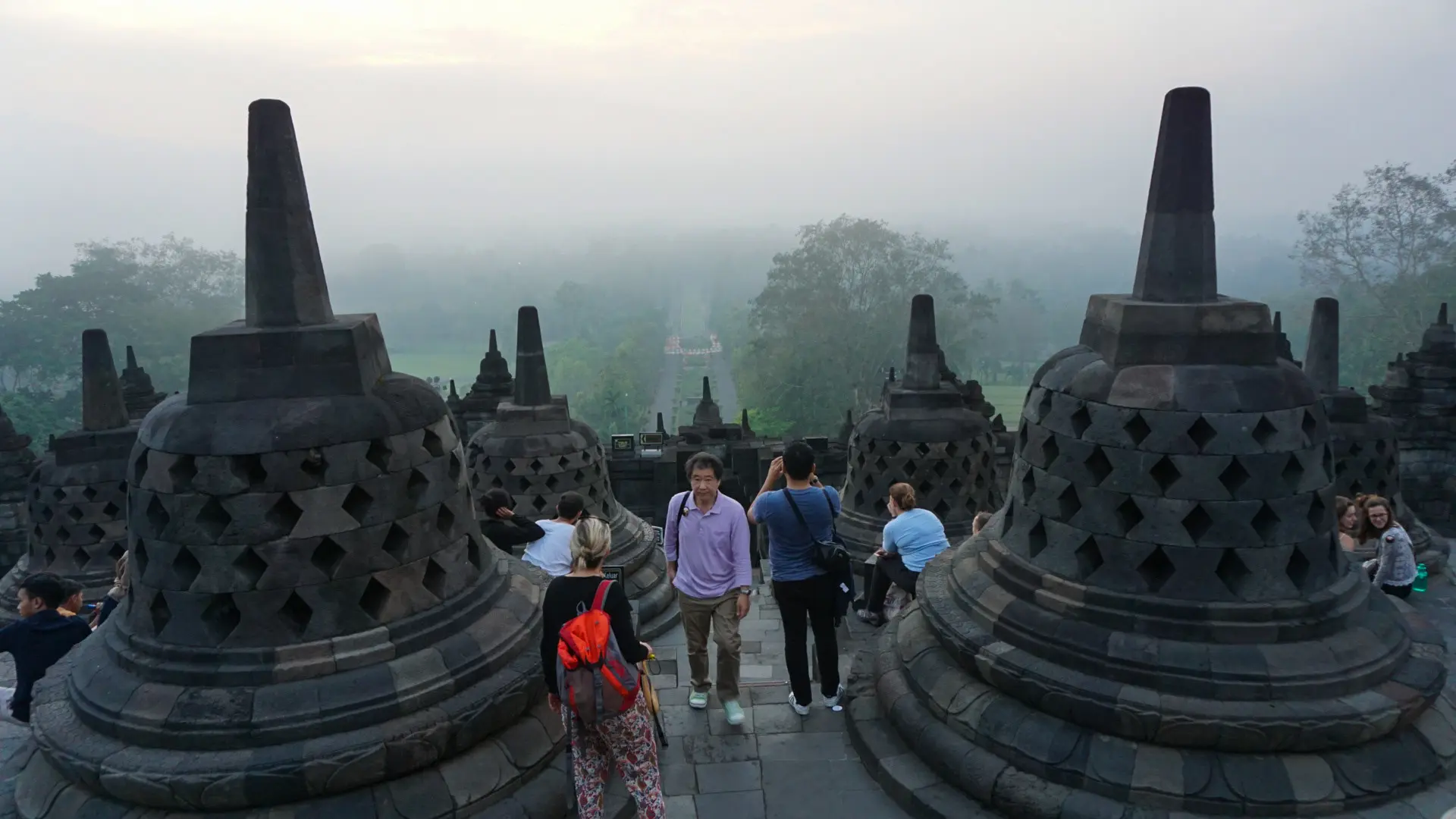 Para pengunjung yang menanti terbitnya matahari dari puncak Candi Borobudur. (foto :  / fajar abrori)
