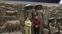 Ketua Umum PDIP Megawati Soekarnoputri mengunjungi pameran di Sarinah dengan ditemani Menteri BUMN Erick Thohir. (Liputan6.com/Delvira Hutabarat)