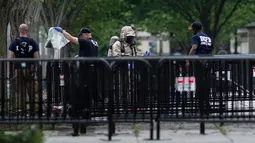 Tim penjinak bom diterjunkan setelah ditemukan sebuah benda mencurigakan di Gedung Putih, Washington, DC, Senin (30/5). Menurut laporan, seorang perempuan melemparkan sesuatu melewati pagar pembatas di bagian utara Gedung Putih. (Brendan Smialowski/AFP)