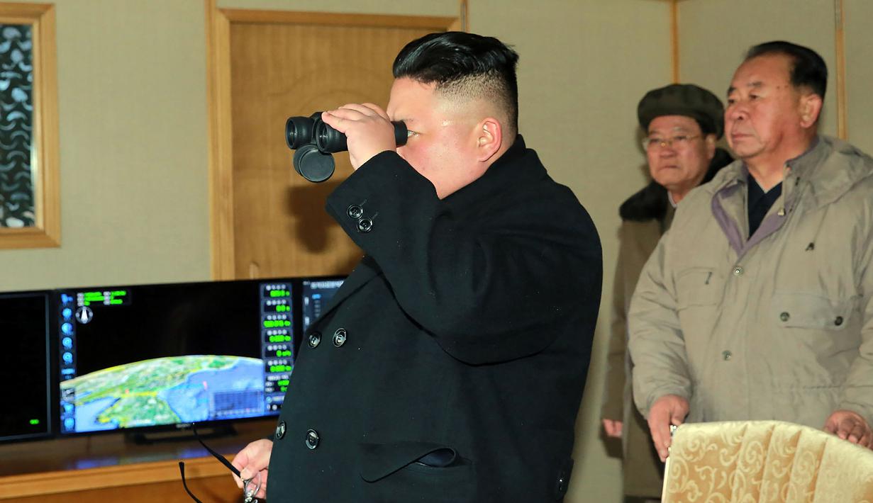 Pemimpin Korea Utara, Kim Jong Un saat memimpin peluncuran rudal Pukguksong-2, Minggu (12/2). Kim mengaku puas pada hasil uji coba yang dilakukannya. (AFP PHOTO/KCNA)  
