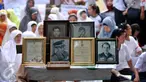 Sejumlah foto dan piagam dipajang saat warga melakukan aksi protes di kompleks militer perumahan Zeni, Mampang, Jakarta, Senin (26/10). Kodam Jaya berencana mengosongkan 71 rumah yang dihuni purnawirawan TNI AD. (Liputan6.com/Gempur M Surya)