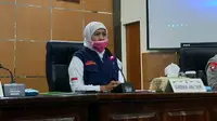 Gubernur Jawa Timur Khofifah Indar Parawansa meminta semua masyarakat sampai tingkat desa dan kelurahan terlibat aktif mencegah penyebaran Corona Covid-19  (Liputan6.com/Zainul Arifin)