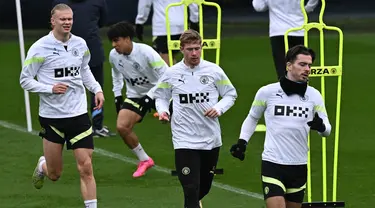 Penyerang Manchester City, Erling Haaland (kiri), gelandang Kevin De Bruyne (tengah) dan Jack Grealish melakukan pemanasan selama sesi latihan tim di tempat latihan Manchester City di Manchester, barat laut Inggris pada 8 Mei 2023. (AFP/Paul Ellis)