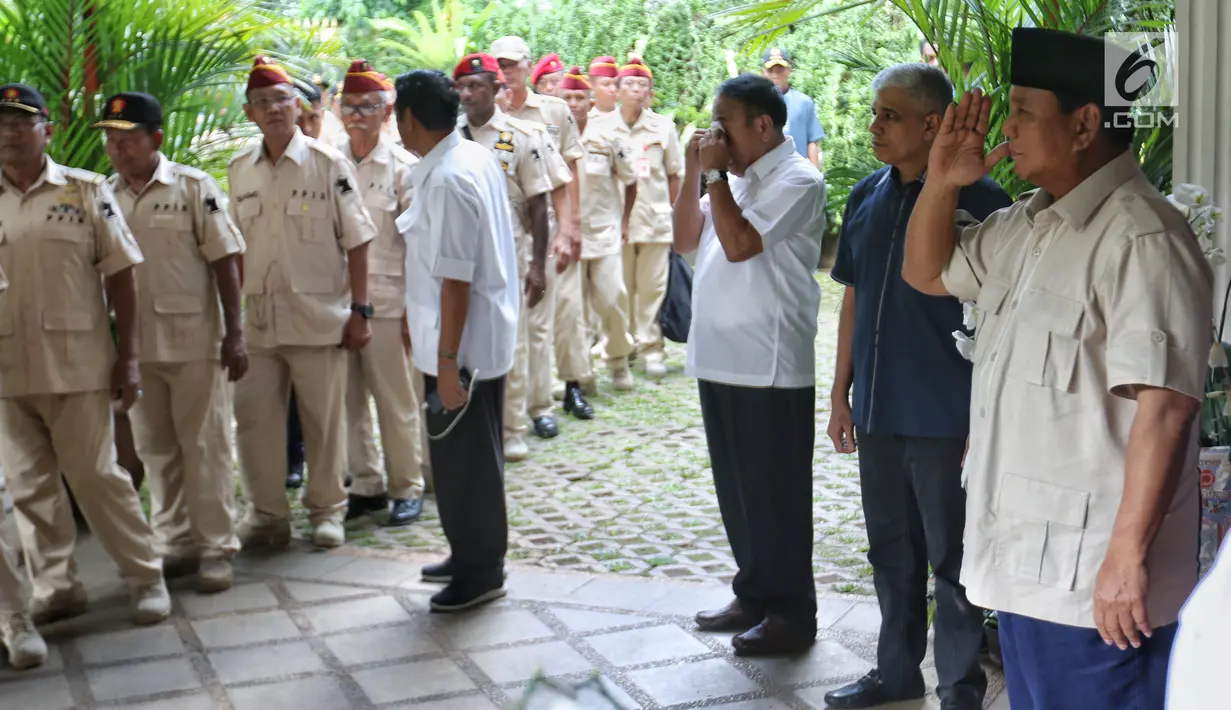 Capres nomor urut 02 Prabowo Subianto (kanan) saat menerima kedatangan Persatuan Purnawirawan Indonesia Raya (PPIR) di Jalan Kertanegara IV, Kebayoran Baru, Jakarta, Kamis (18/4). Para PPIR disambut langsung oleh Prabowo di depan halaman rumahnya. (Liputan6.com/JohanTallo)