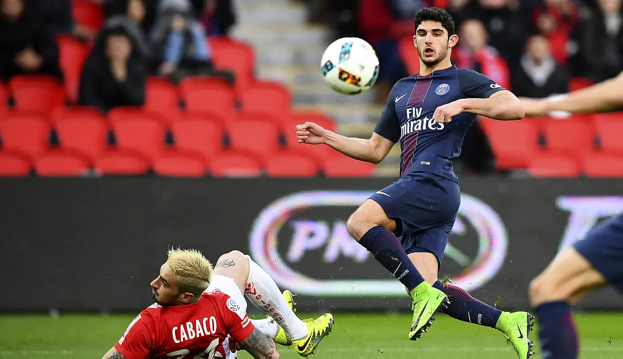 Goncalo Guedes. Sayap kiri Portugal berusia 25 tahun yang baru saja bergabung dengan Wolverhampton Wanderers di awal musim 2022/2023 ini sempat membela PSG mulai pertengahan musim 2016/2017 hingga akhir musim 2017/2018. Ia didatangkan Unai Emery yang saat itu baru setengah musim membesut PSG dari Benfica dengan nilai transfer sebesar 30 juta euro atau kini setara Rp470 miliar. (AFP/Franck Fife)
