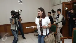 Pemain Sinetron Elly Sugigi bersiap menjalani sidang di Pengadilan Agama Jakarta Selatan, Rabu (26/4). Elly Sugigi menjalankan sidang cerai perdana tanpa di hadiri suaminya Ferry Anggara. (Liputan6.com/Herman Zakharia)