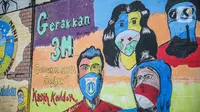 Lukisan mural melawan virus corona COVID-19 di Kawasan Cikokol, Cawang, Jakarta, Minggu (4/10/2020).  Mural masih dianggap menjadi sarana edukasi kesehatan yang tepat bagi warga untuk menjaga diri dari penularan virus Covid 19. (Liputan6.com/Faizal Fanani)