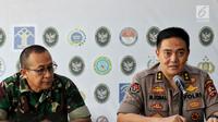 Kepala Pusat Penerangan TNI Mayjen Sisriadi dan Kepala Divisi Humas Polri Irjen M Iqbal saat menggelar jumpa pers terkait perkembangan kerusuhan 21-22 Mei 2019 di Jakarta, Selasa (11/6). Polisi Telah menetapkan 6 tersangka perencana pembunuhan terhadap 4 tokoh nasional. (Liputan6.com/Johan Tallo)