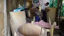 Kesibukan pengrajin menyelesaikan pesanan bedug di Desa Bleder, Ngasinan, Grabag, Magelang, Jawa Tengah, Jumat (3/6). Menjelang Ramadan, pengrajin bedug mulai kebanjiran order dari berbagai kota di Indonesia (Liputan6.com/Gholib)