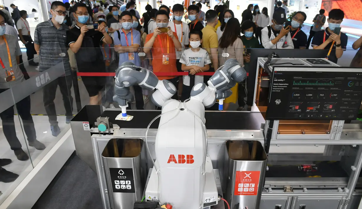 Sejumlah orang melihat robot pemilah sampah di area ekshibisi komprehensif Pameran Perdagangan Jasa Internasional China (China International Fair for Trade in Services/CIFTIS) 2020 di Beijing, China, 5 September 2020. CIFTIS berlangsung pada 4-9 September di Beijing. (Xinhua/Lu Peng)