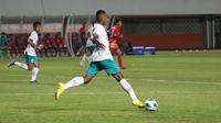 Aksi kapten Timnas Indonesia&nbsp;U-16, Muhammad Iqbal Gwijangge di babak grup Piala AFF U-16 2022 (Bola.com/Hery Kurniawan)