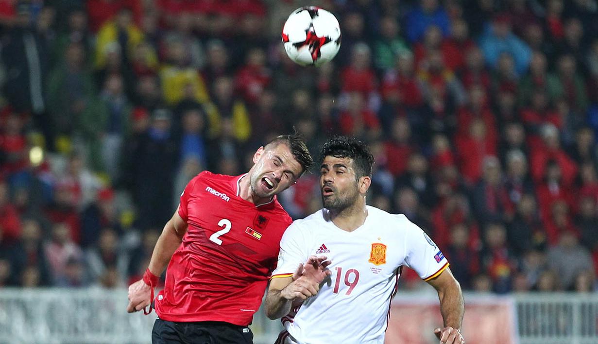 Striker Spanyol, Diego Costa, duel udara dengan bek Albania, Andi Lila. Dua gol penentu kemenangan Spanyol dicetak oleh Diego Costa dan Nolito. (Reuters/Antonio Bronic)