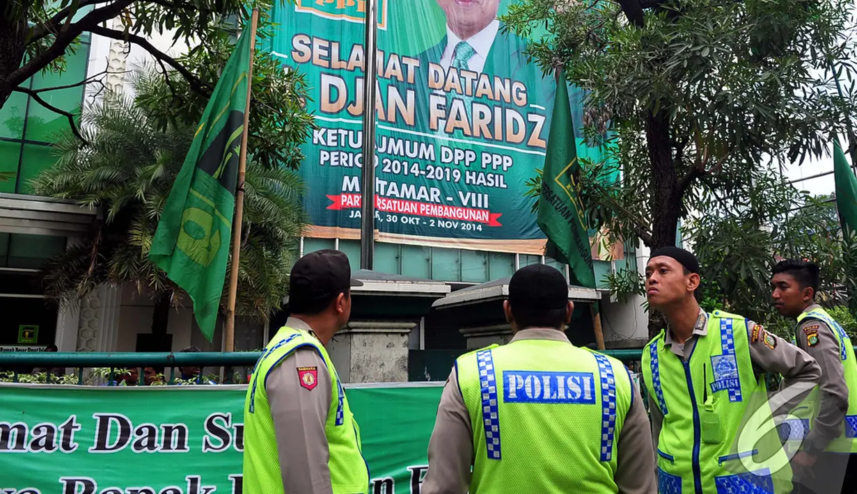 Petugas anggota kepolisian berjaga-jaga di sekitar Kantor DPP PPP di Jalan Diponegoro, Menteng, Jakarta Pusat, Selasa (2/12/2014). (Liputan6.com/Johan Tallo)