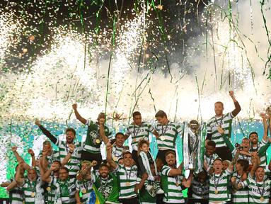 Sporting Lisbon akhirnya menyudahi dahaga gelar Liga Portugal yang sudah berlangsung 19 tahun lamanya. Mereka mengunci gelar musim ini setelah mengalahkan Boavista 1-0 di Stadion Jose Alvalade, Lisbon. (Foto: AFP/Patricia De Melo Moreira)