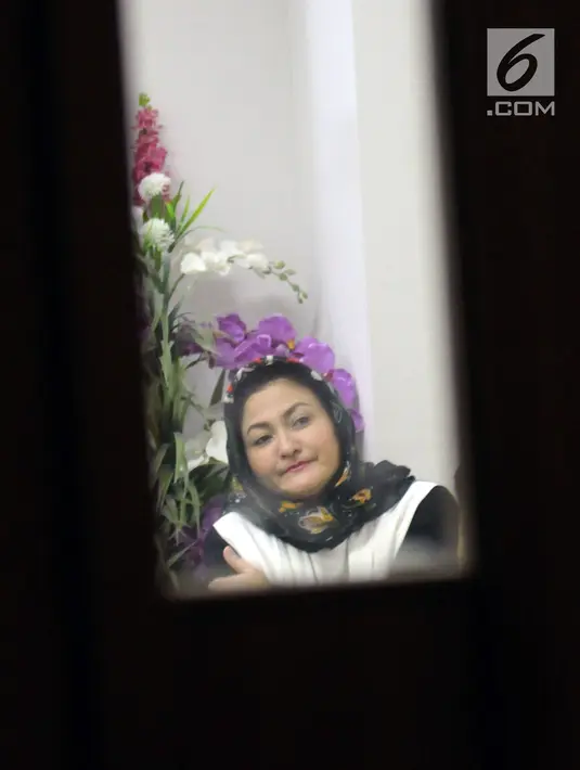 Deisti Astriani Tagor saat berada di ruang tunggu saksi jelang menjadi saksi pada sidang perkara merintangi penyidikan dugaan korupsi E-KTP dengan terdakwa Bimanesh Sutarjo di Pengadilan Tipikor, Jakarta, Senin (16/4). (Liputan6.com/Helmi Fithriansyah)
