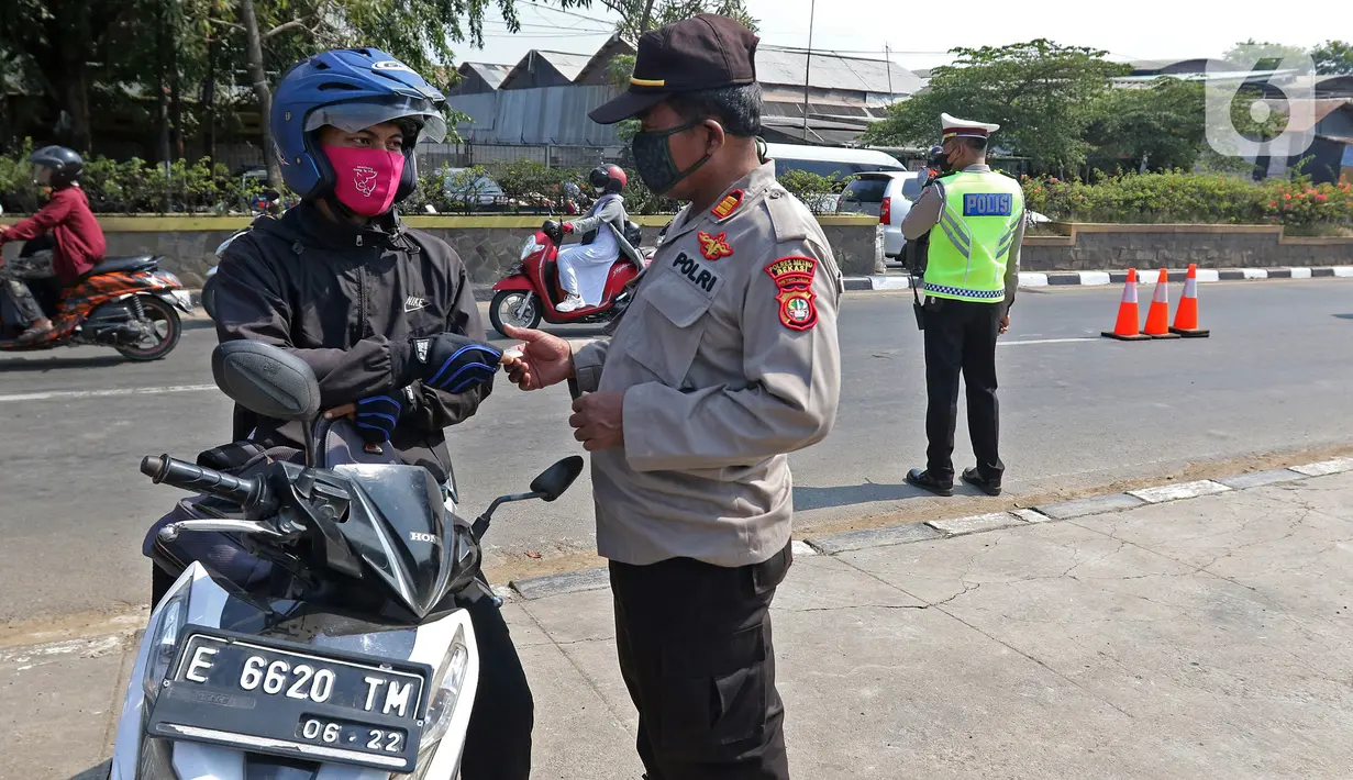 Polisi memberhentikan kendaraan yang melintas di Kedungwaringin, Kabupaten Bekasi, Kamis  (29/4/2021). Satlantas Polres Metro Bekasi memeriksa kesehatan dengan swab antigen dan sosialisasi larangan mudik jelang lebaran di perbatasan Kabupaten Bekasi dan Karawang. (Liputan6.com/Herman Zakharia)