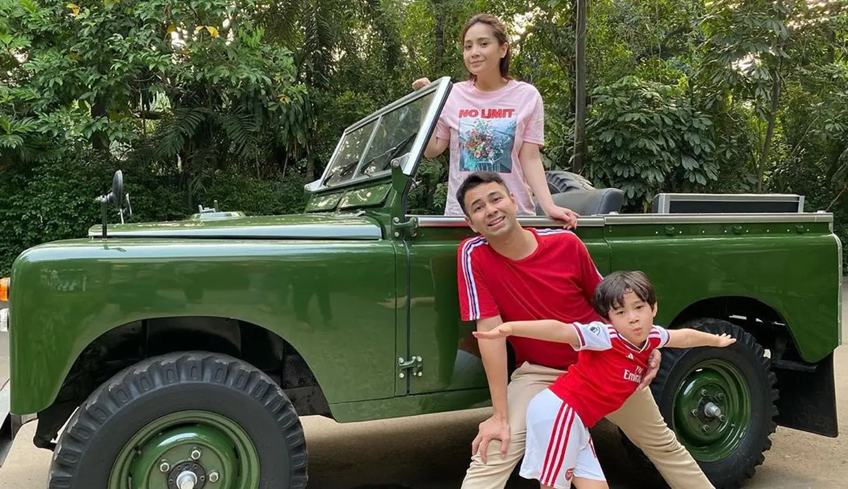 “Aku berpikir begini, aku selalu berdoa, ya Allah aku mau punya suami yang bisa memimpin aku, mengajari aku, bla-bla-bla,” ungkap Nagita Slavina dalam video yang mengudara Kamis (30/7/2020). (Instagram/raffinagita1717)