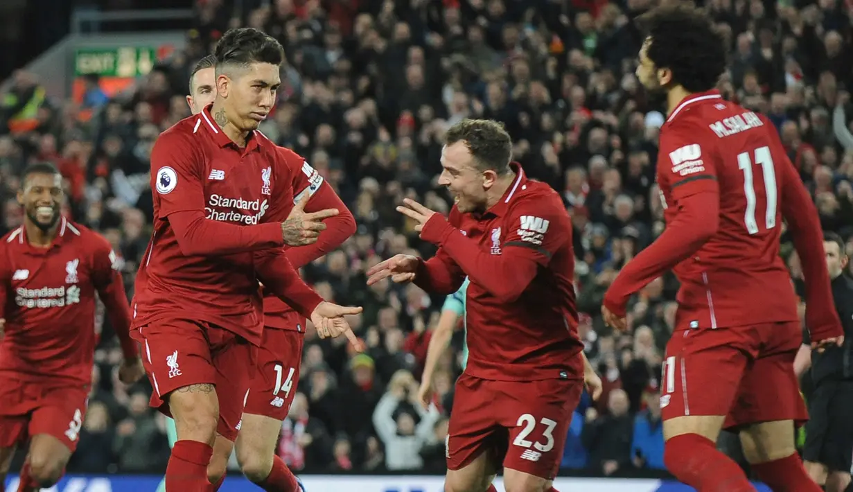 Penyerang Liverpool, Roberto Firmino berselebrasi bersama rekannyya usai mencetak gol ketiganya lewat titik penalti ke gawang Arsenal pada lanjutan Liga Inggris di Anfield Stadium (29/12). Liverpool menang telak atas Arsenal 5-1. (AP Photo/Rui Vieira)