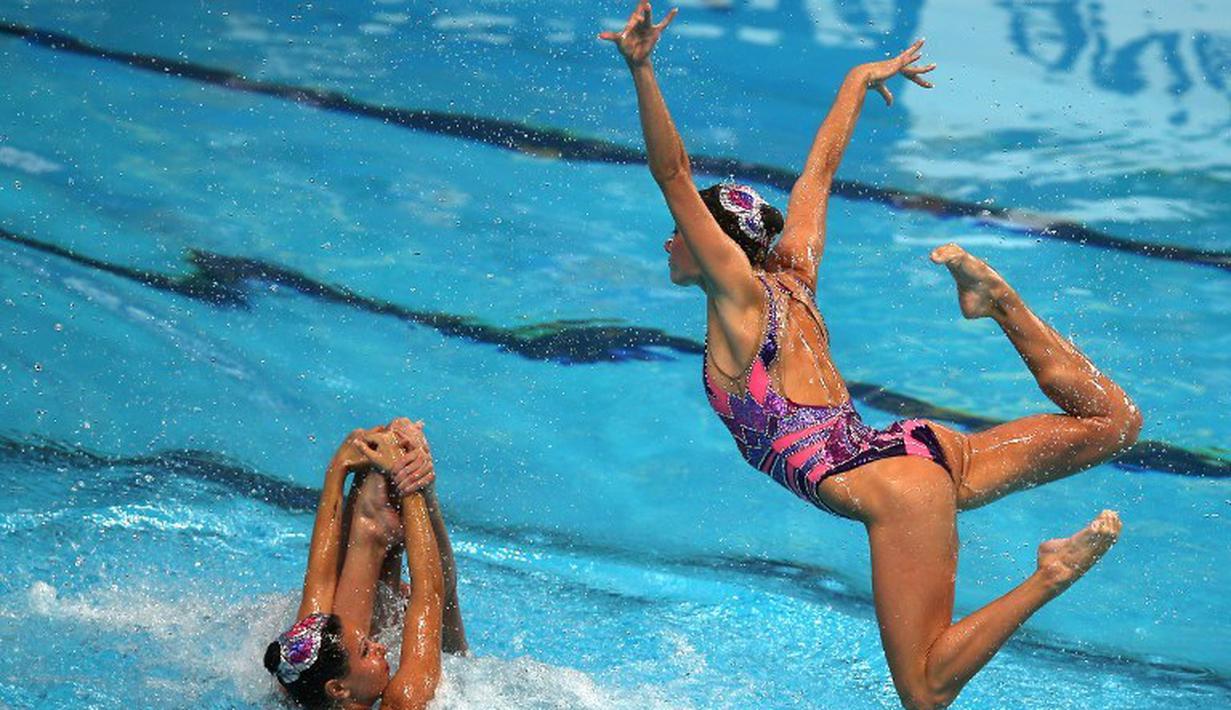 Tim putri Ukraina berlomba di nomor final Team Free renang indah Kejuaraan Dunia Akuatik 2015 di Kazan, Rusia. (31/7/2015). (AFP Photo/Roman Kruchinin)