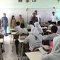 Pemeriksaan HP di sekolah untuk cegah tawuran di Surabaya, Jawa Timur. (Foto: Liputan6.com/Dian Kurniawan)